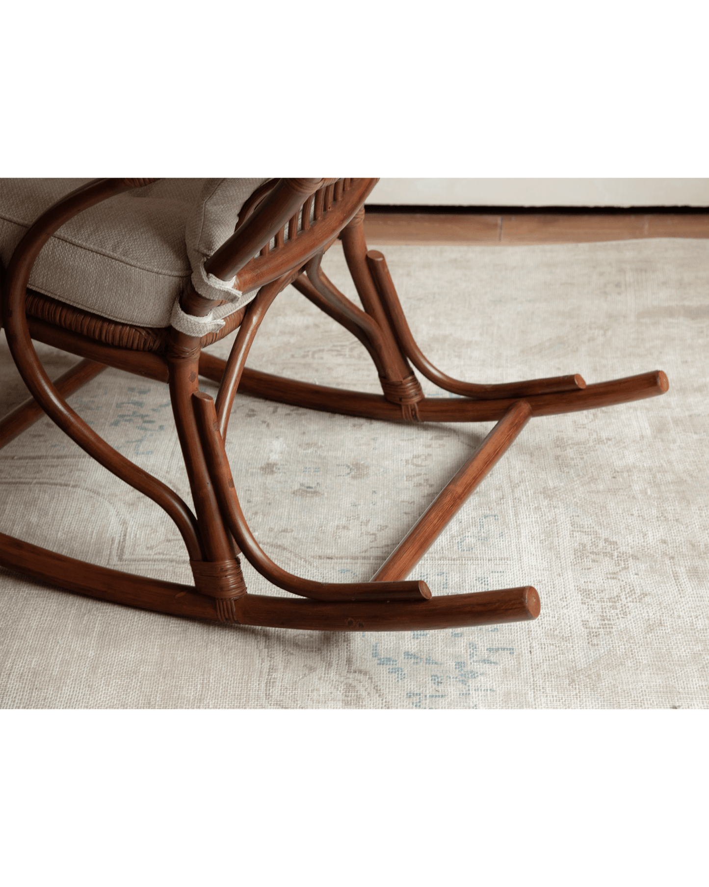 Fauteuil à bascule en rotin Aku