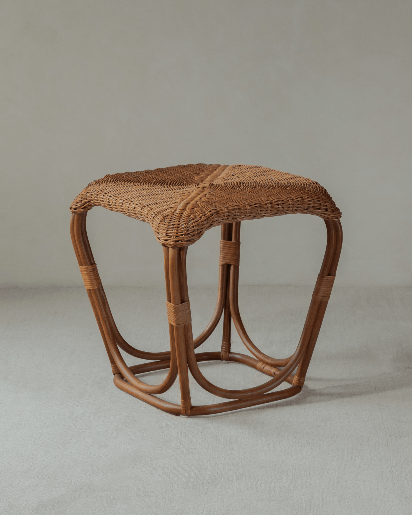 Table d'appoint en rotin Pinecone