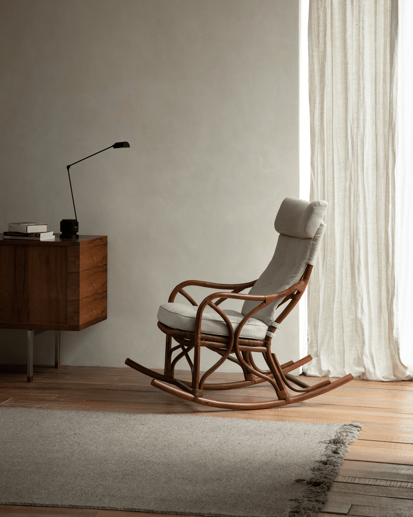 Fauteuil à bascule en rotin Aku