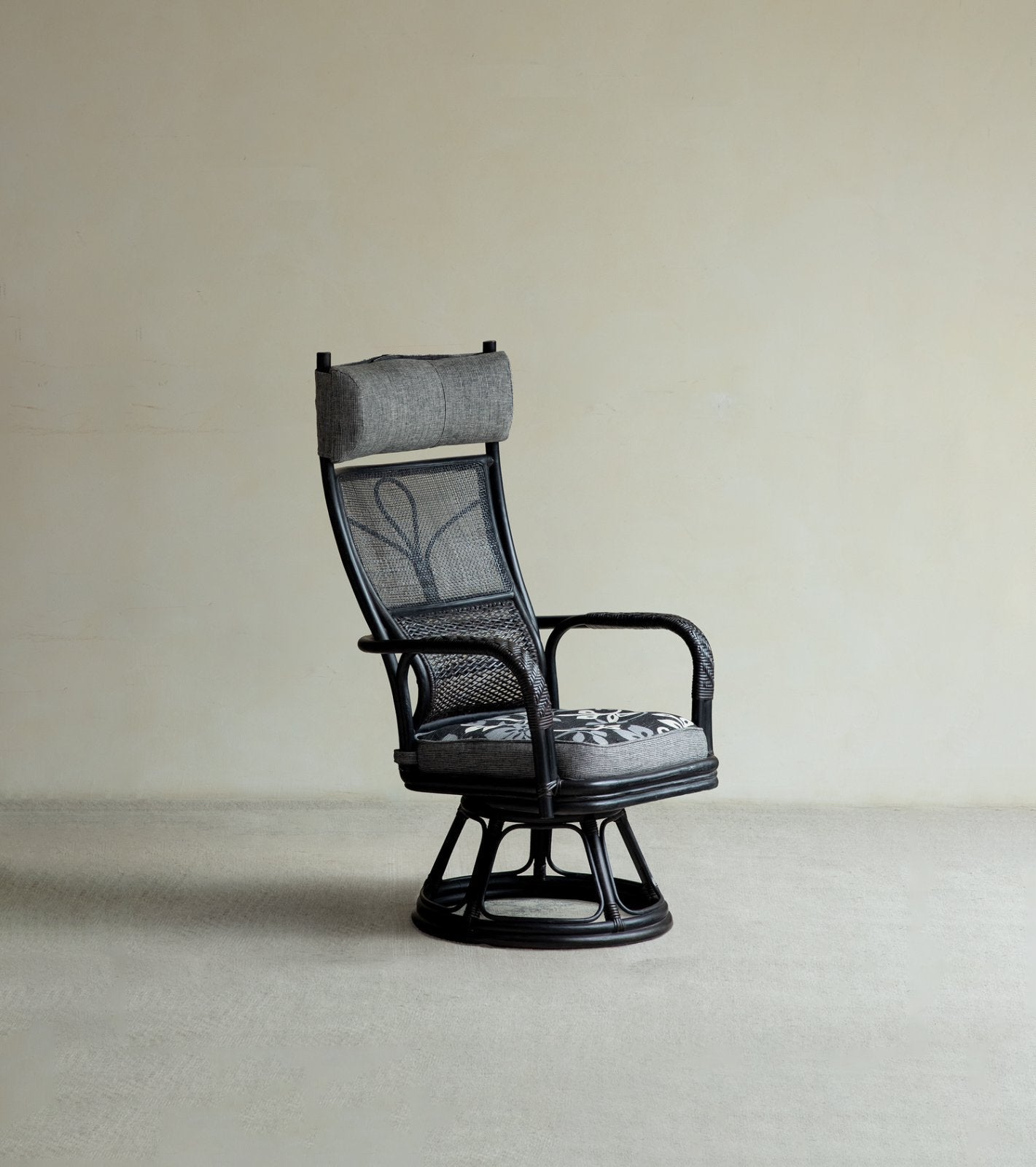 Chaise pivotante en rotin Gakusha