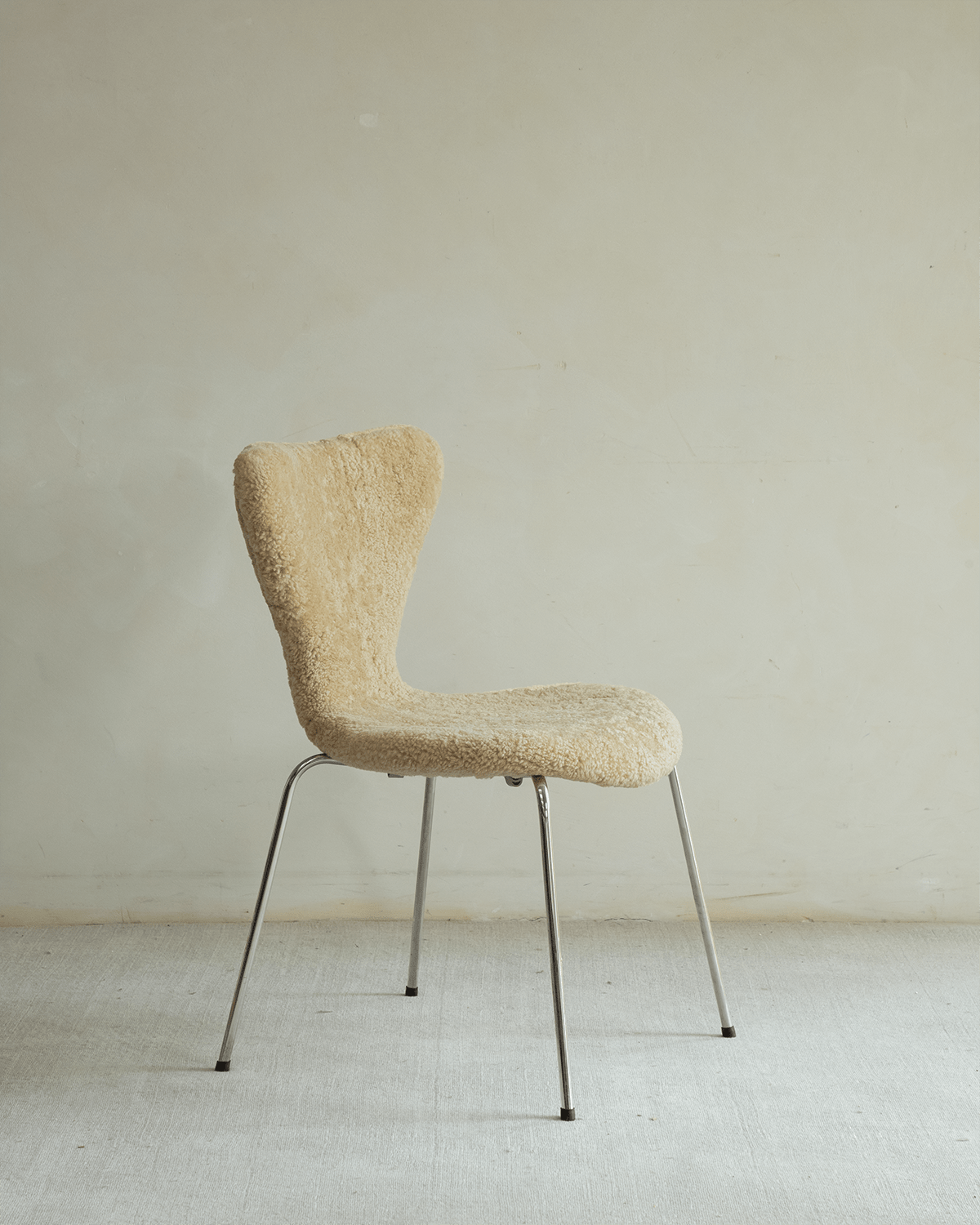 Chaise en peau de mouton Pietra