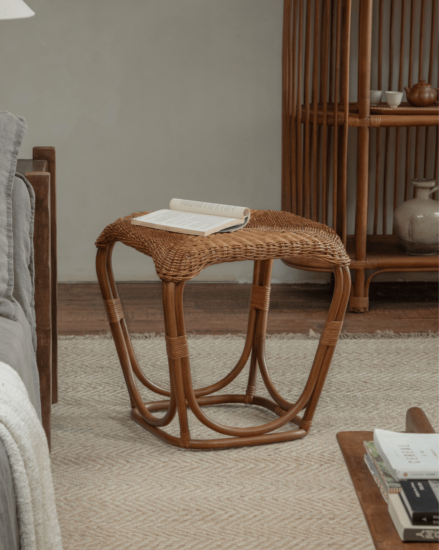 Table d'appoint en rotin Pinecone