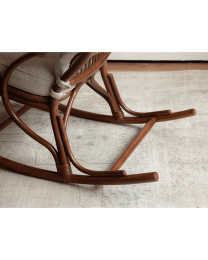Fauteuil à bascule en rotin Aku