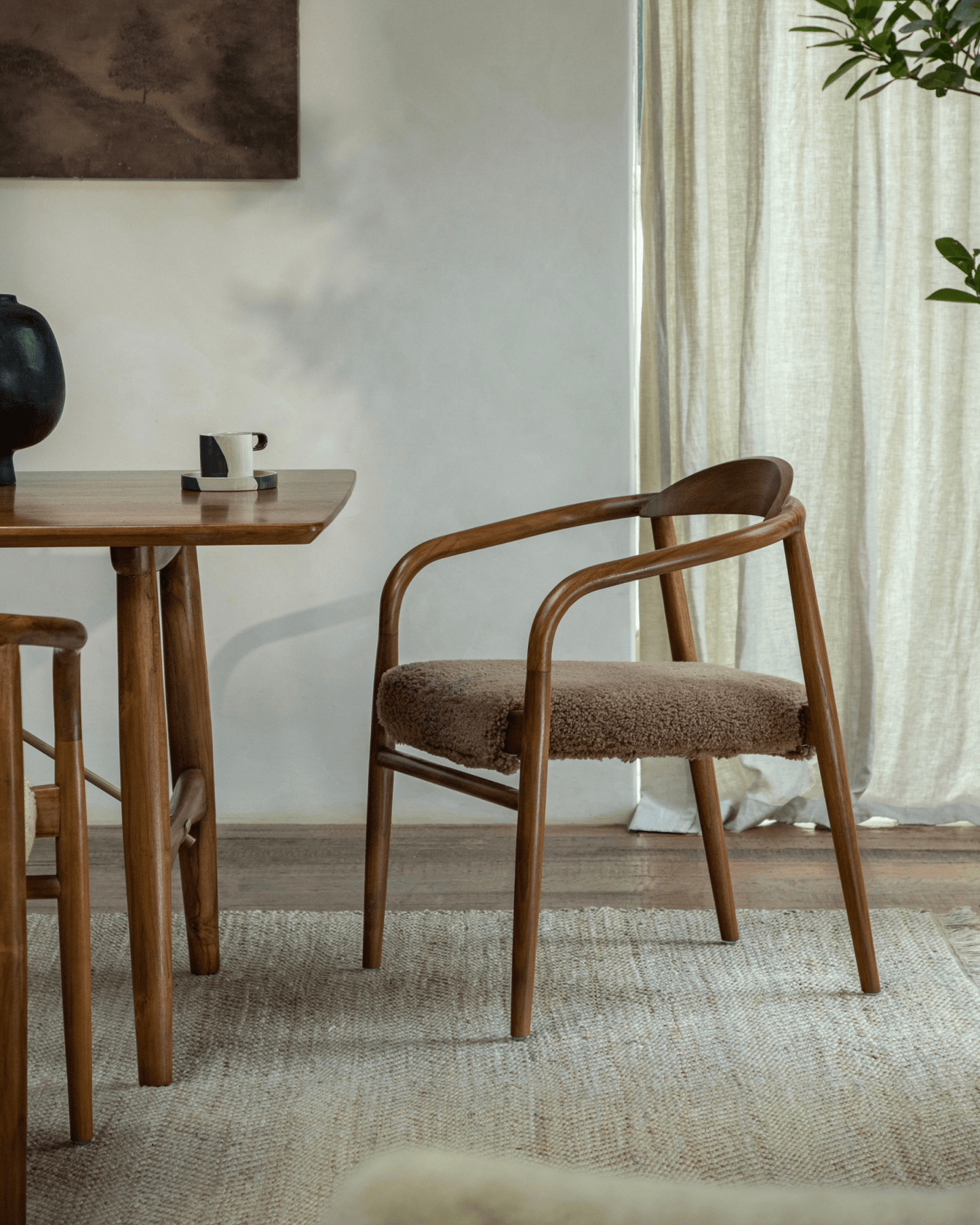 Chaise Crescent en peau de mouton