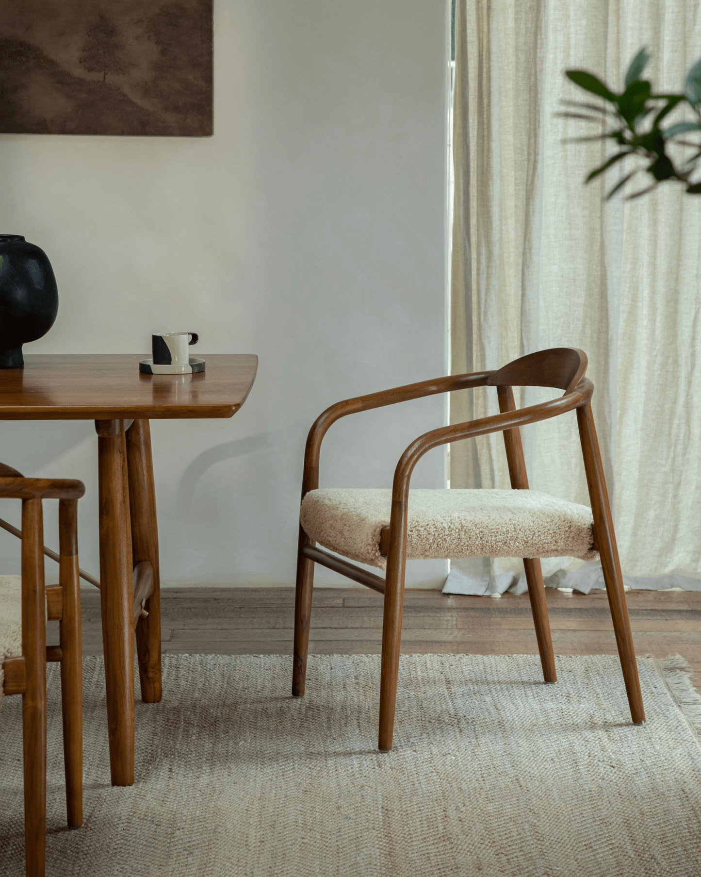 Chaise Crescent en peau de mouton
