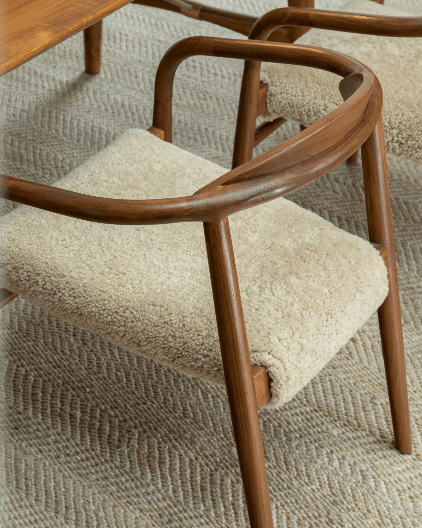 Chaise Crescent en peau de mouton