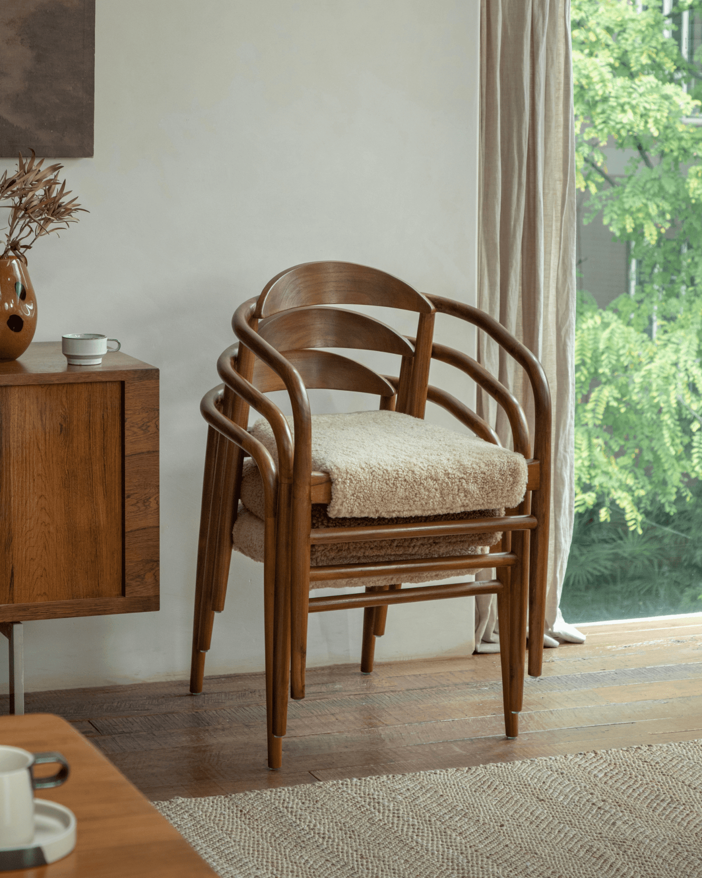 Chaise Crescent en peau de mouton