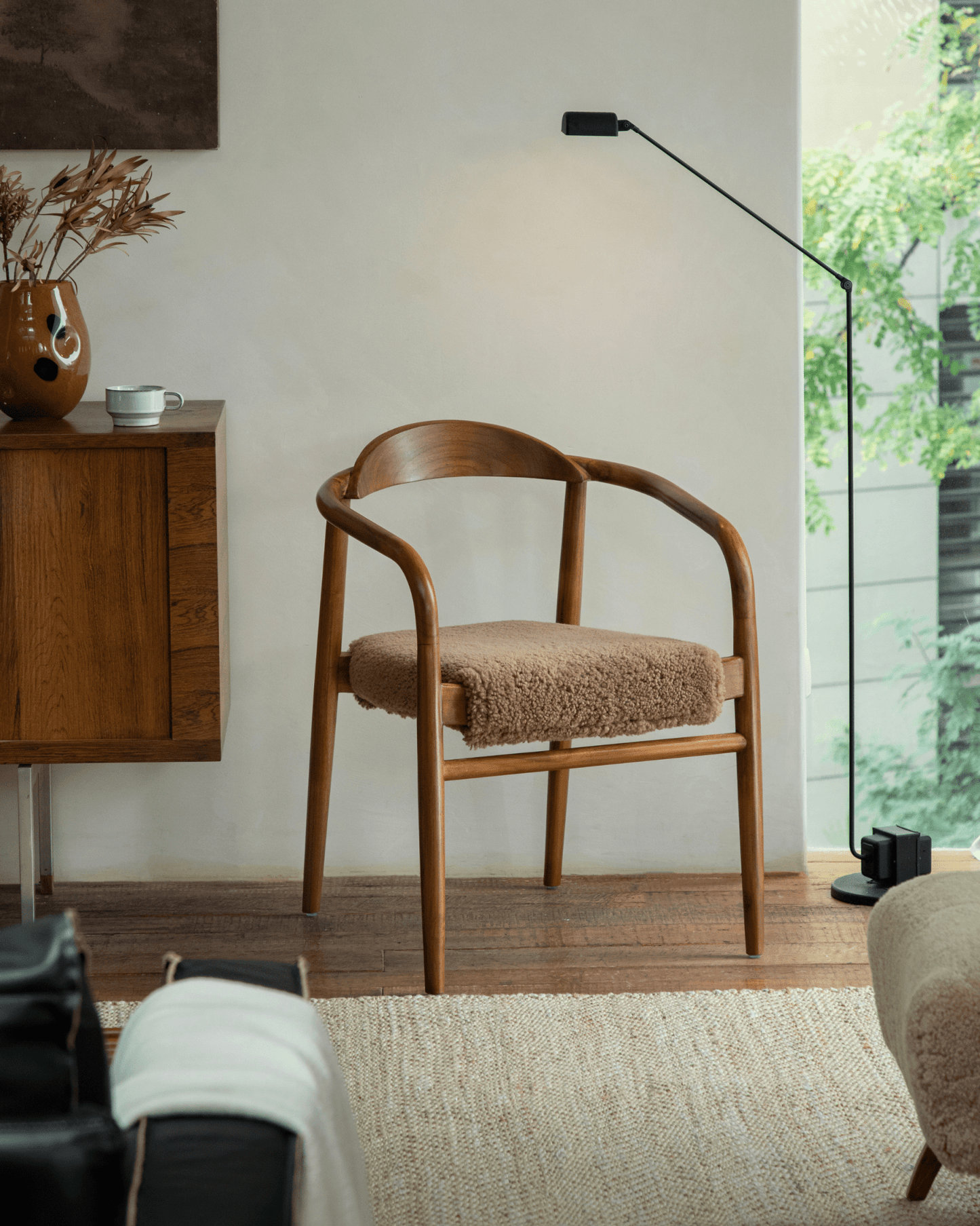 Chaise Crescent en peau de mouton