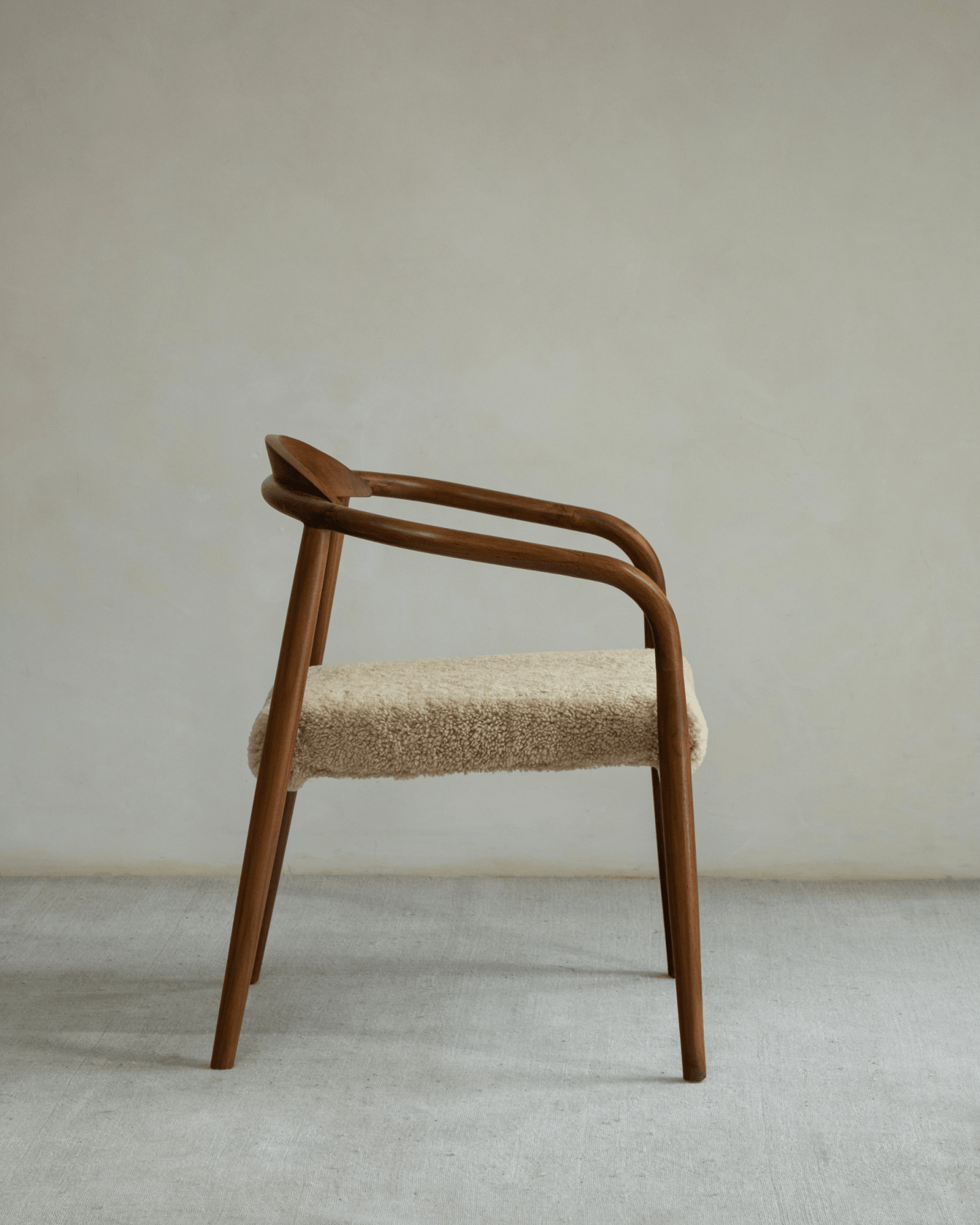 Chaise Crescent en peau de mouton