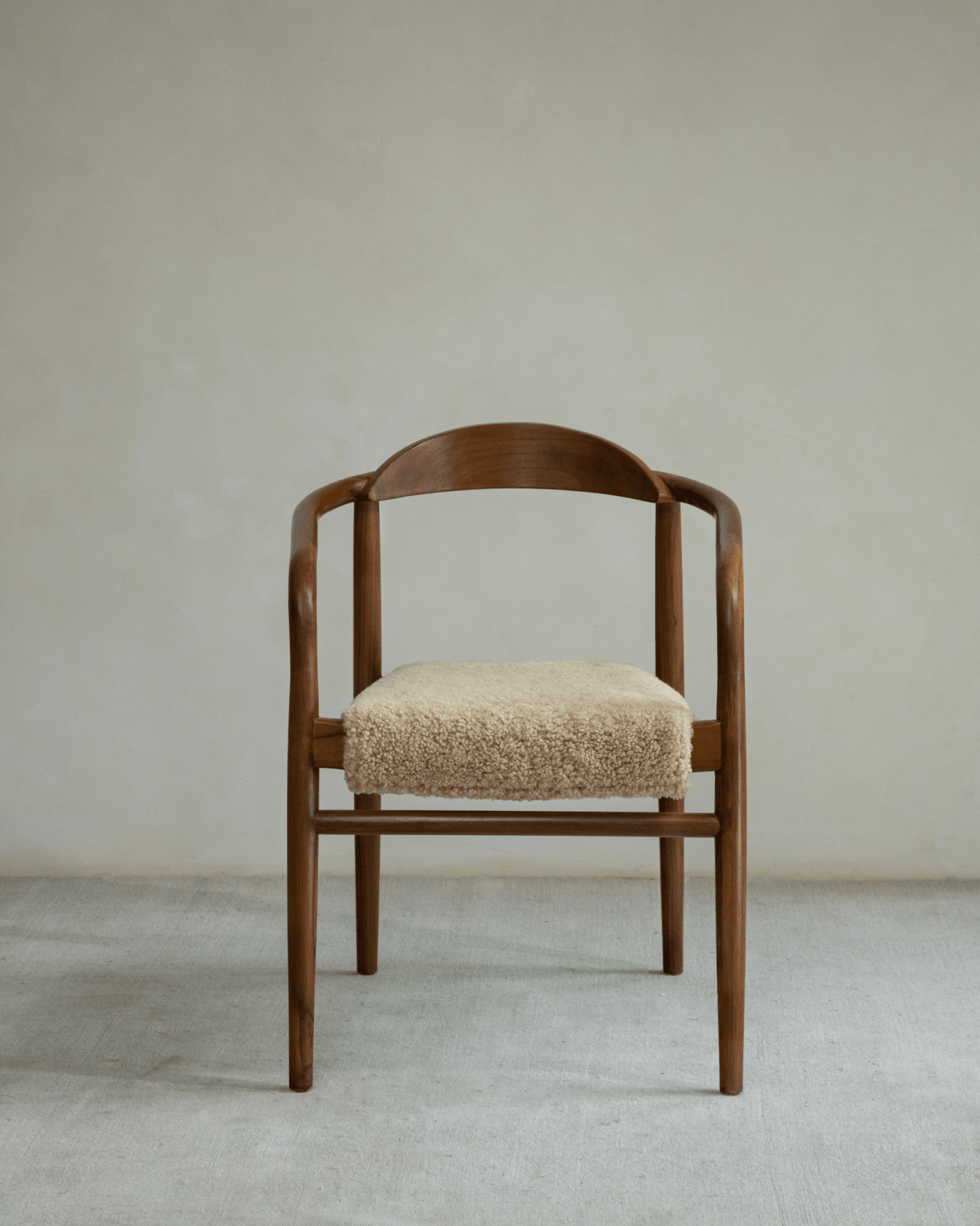Chaise Crescent en peau de mouton
