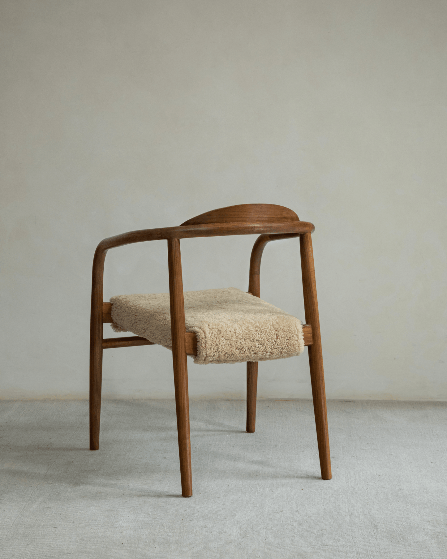 Chaise Crescent en peau de mouton