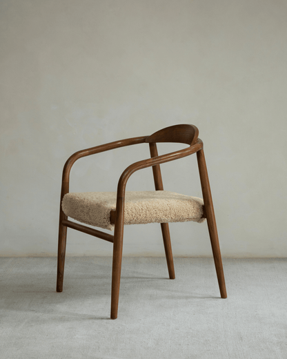 Chaise Crescent en peau de mouton