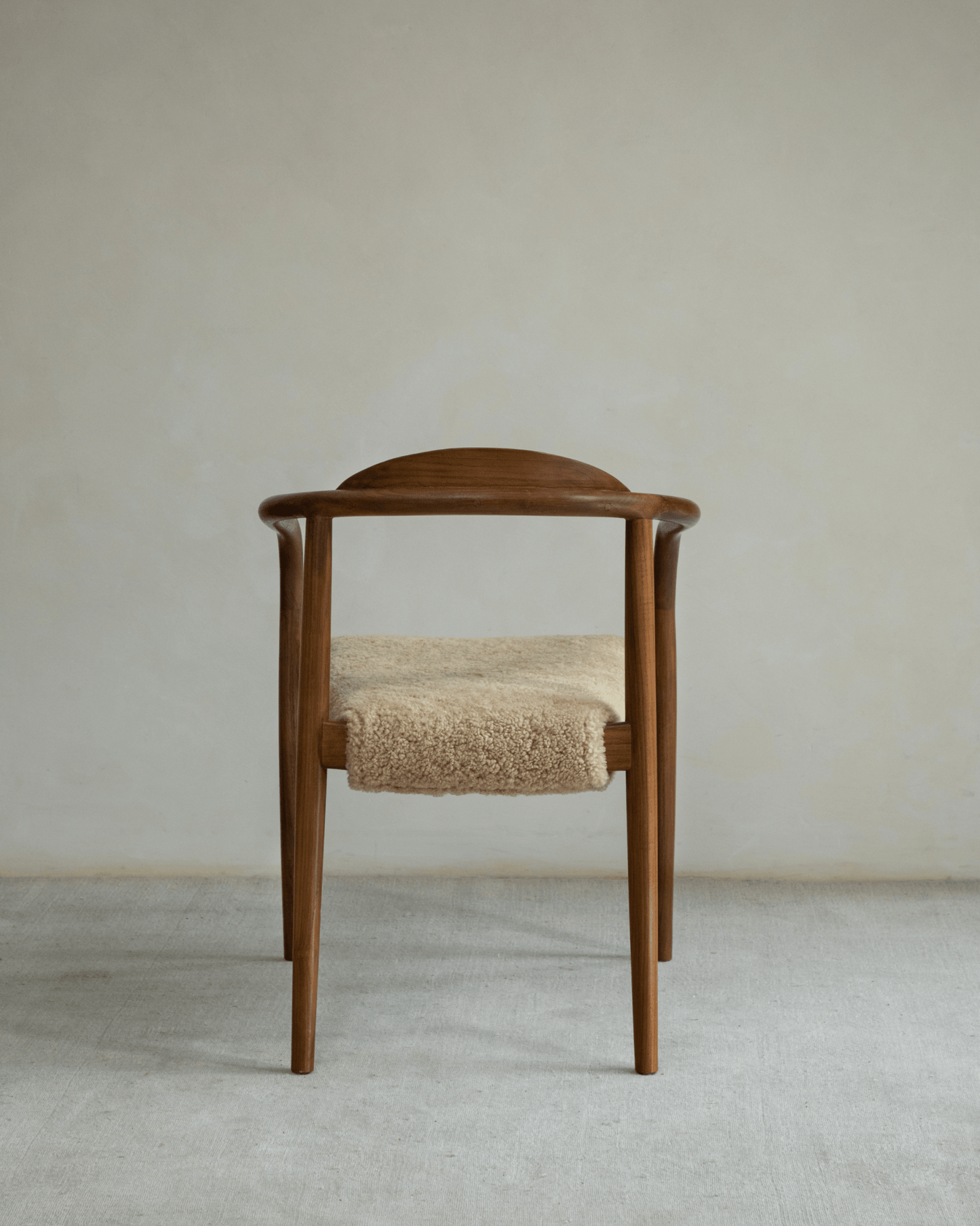 Chaise Crescent en peau de mouton