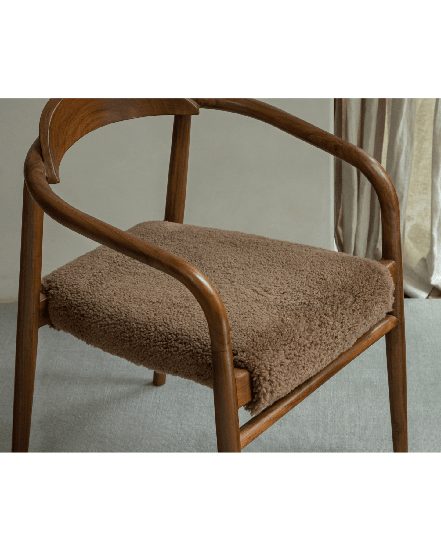 Chaise Crescent en peau de mouton