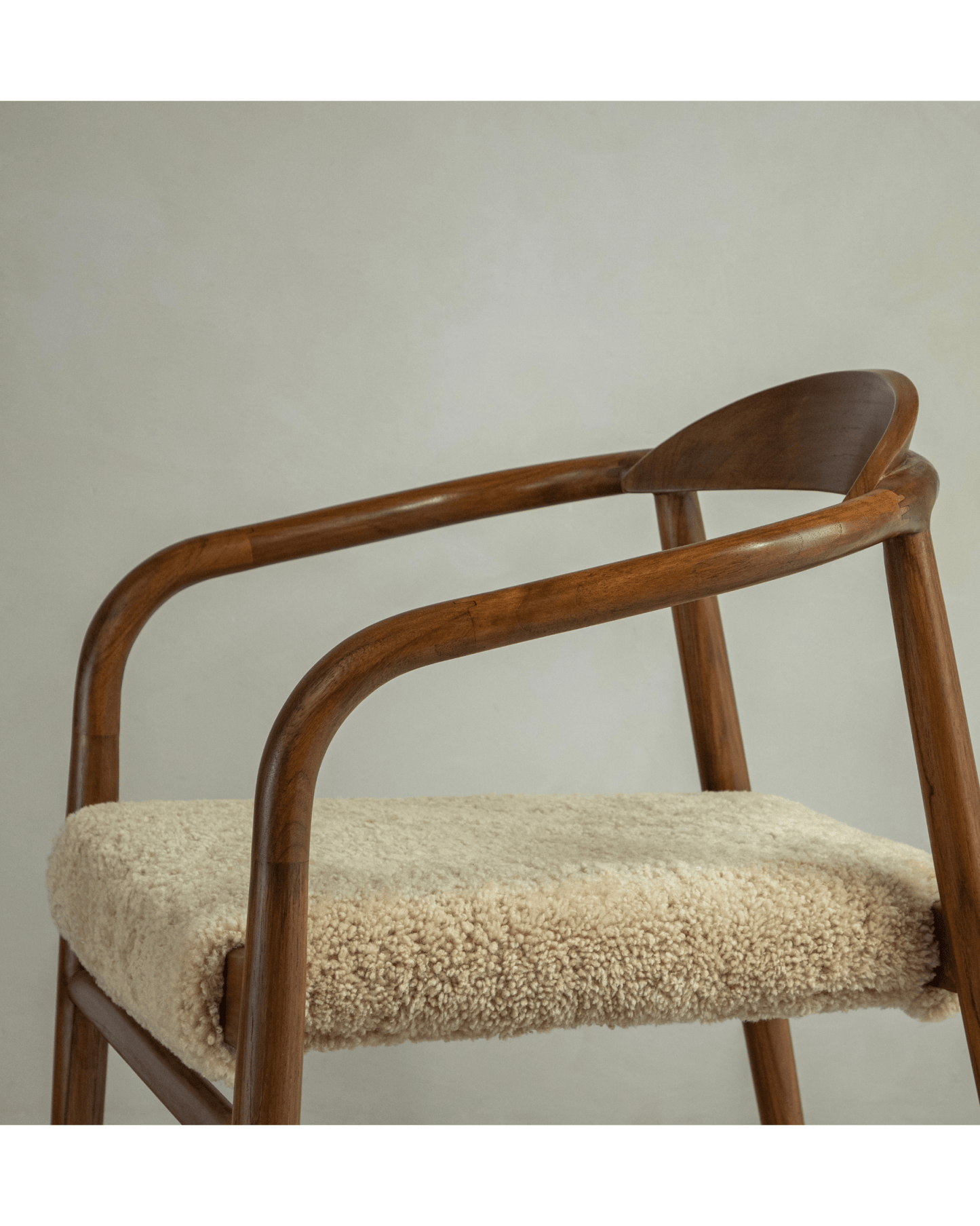 Chaise Crescent en peau de mouton
