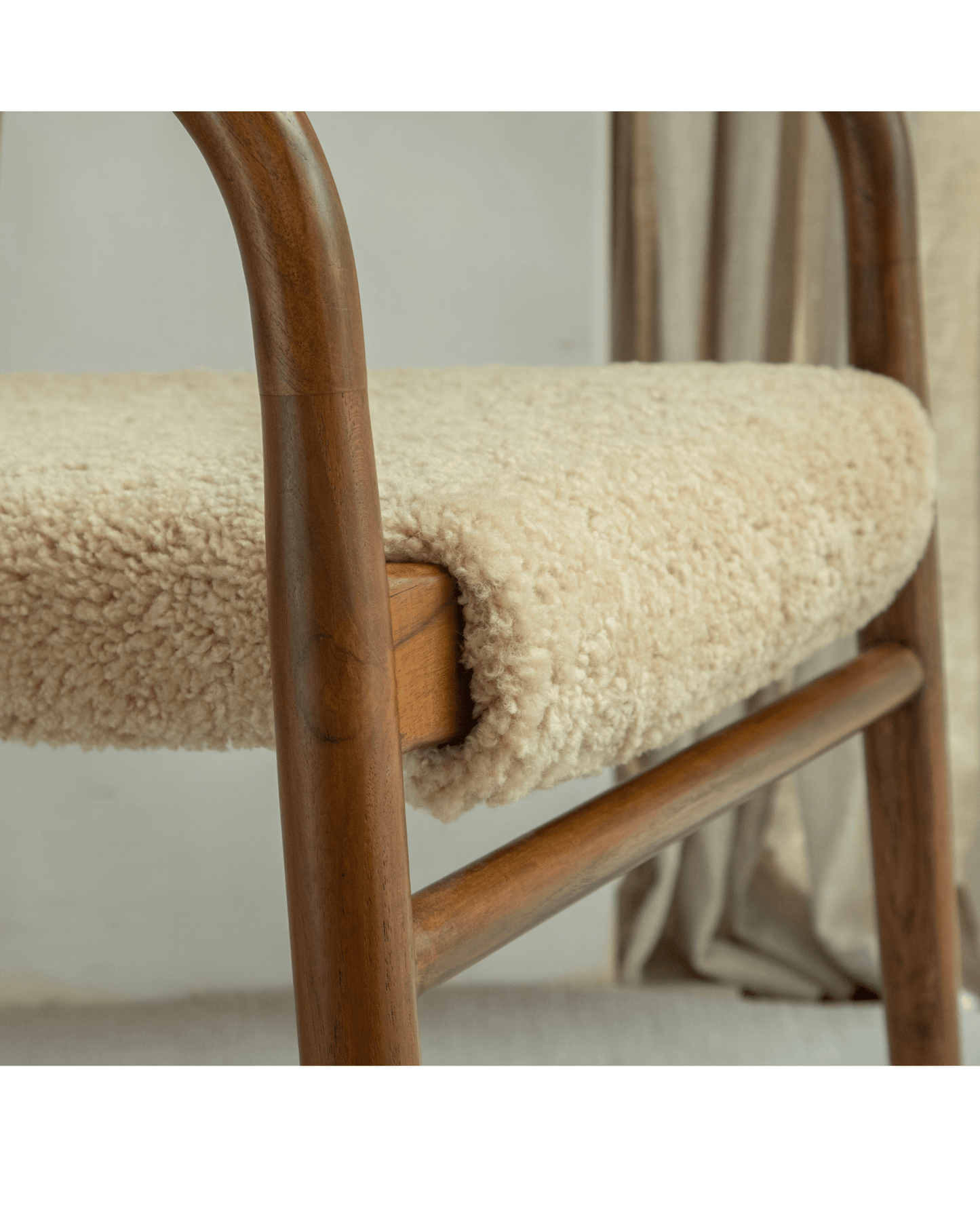 Chaise Crescent en peau de mouton