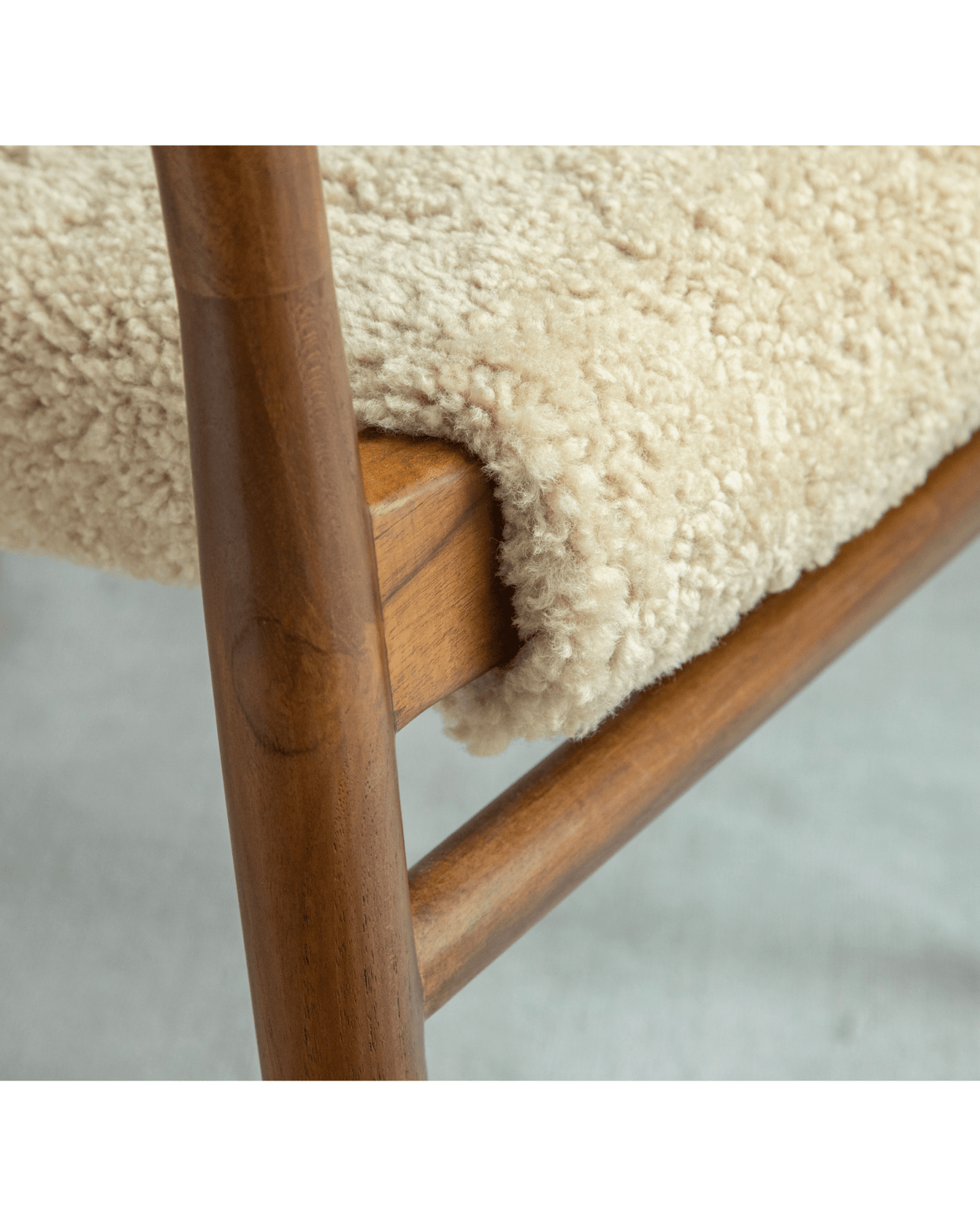 Chaise Crescent en peau de mouton