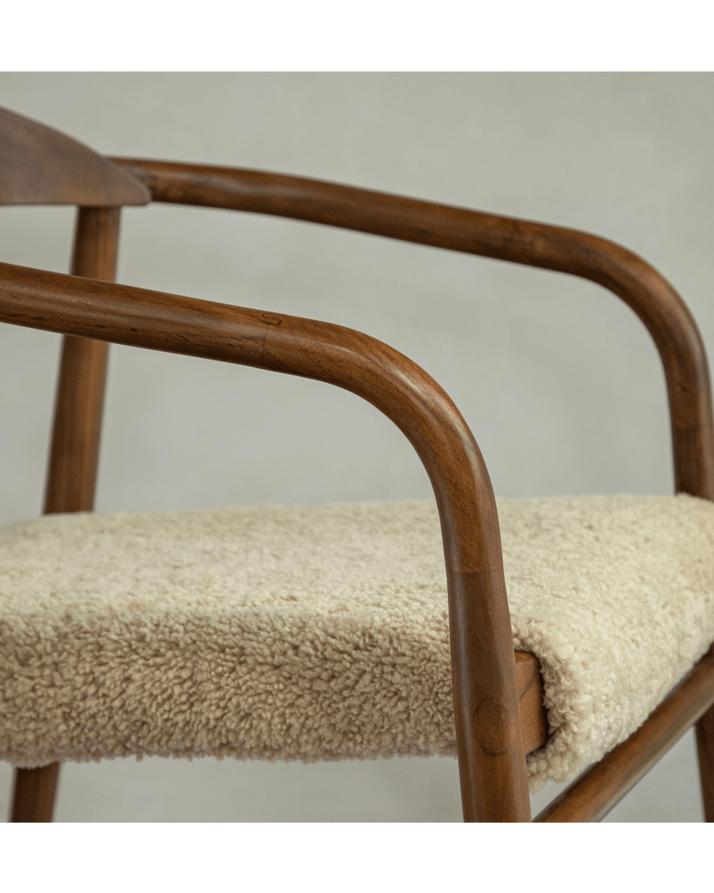Chaise Crescent en peau de mouton