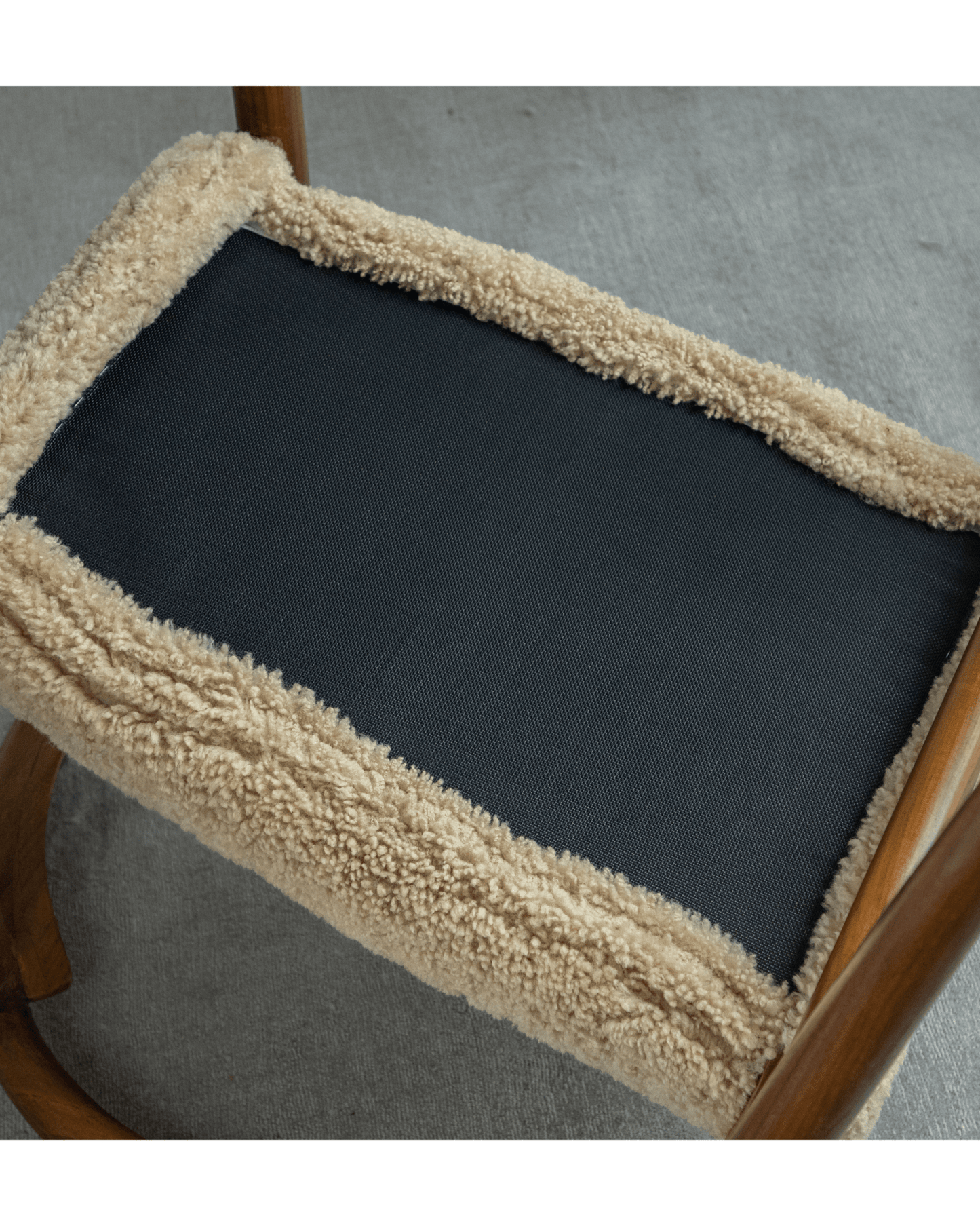 Chaise Crescent en peau de mouton