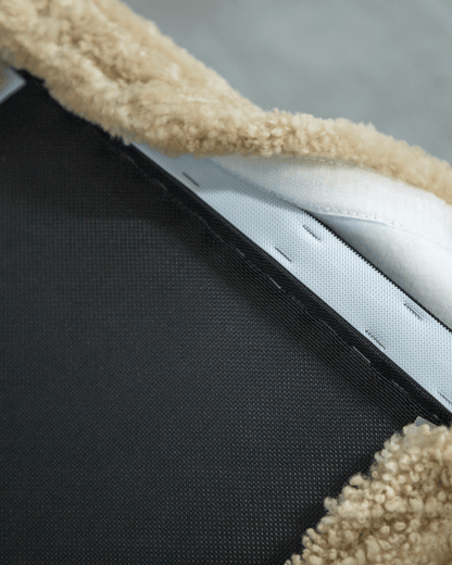 Chaise Crescent en peau de mouton